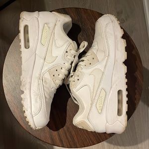White Nike Air Max 90